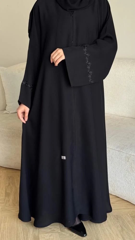عباية ربع كلوش سوداء بتطريز أنيق في الكم