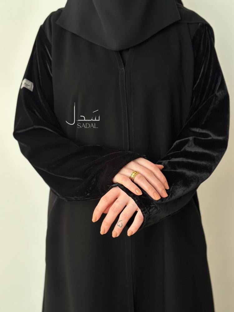 عباية كريب ملكي أسود