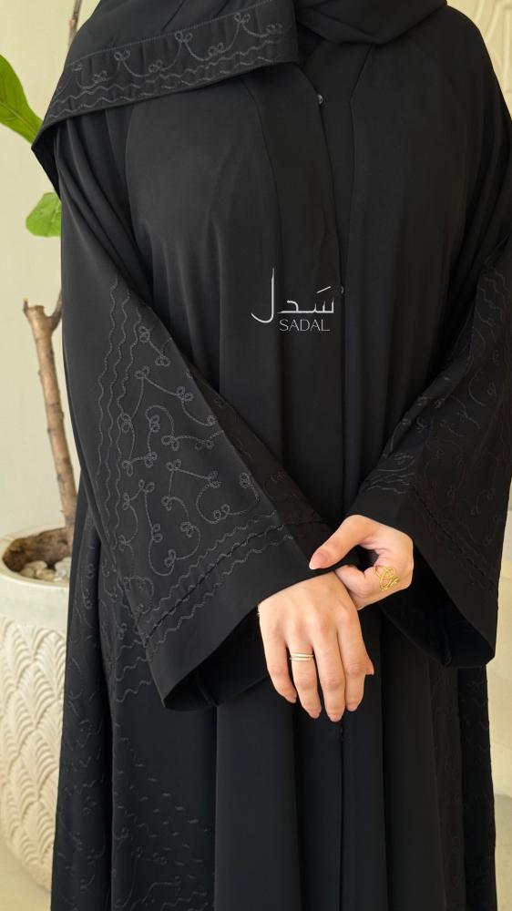عباية بتطريز يدوي اسود