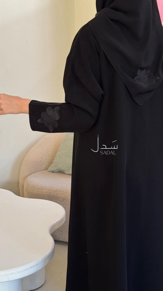 عبايات مطرزة بالورود