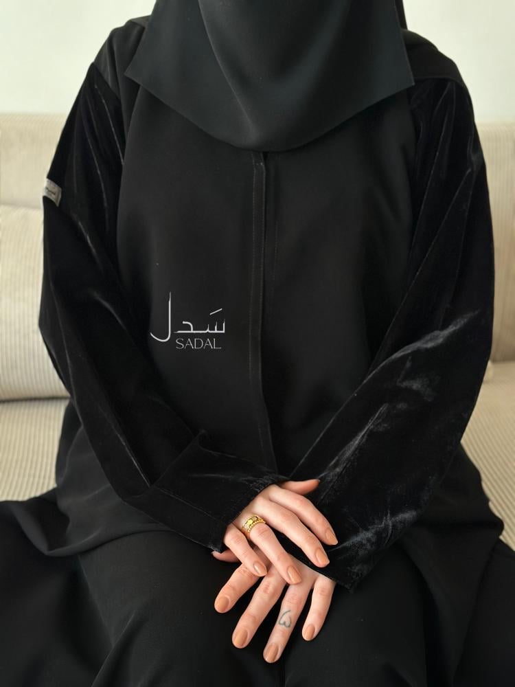 عباية كريب ملكي أسود