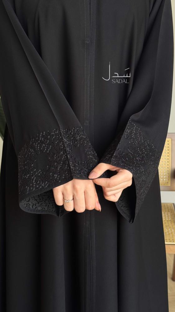 عباية سوداء نص كلوش بتطريز ناعم في الاكمام