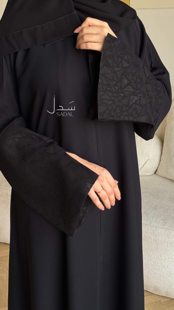 عباية سوداء نص كلوش بأكمام من الجاكار