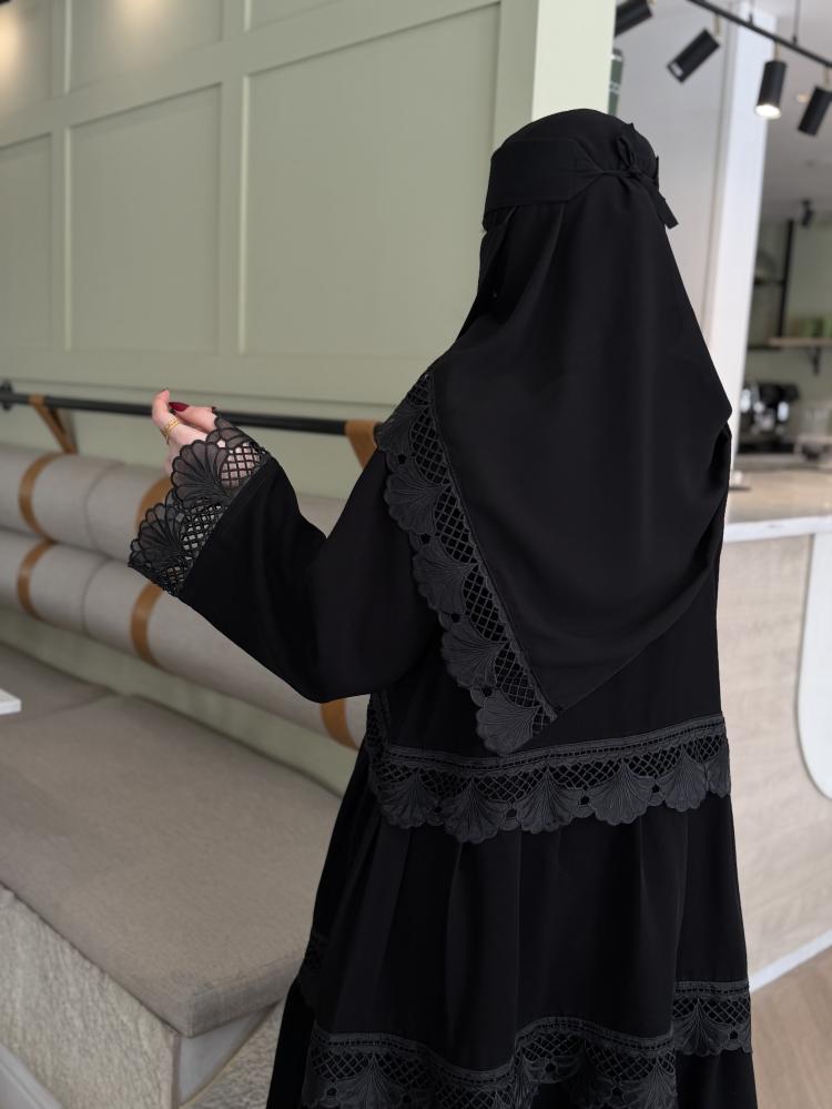 عبايه نص كلوش قماش سيراميك و تدخيلات كلفه دانتيل مع طرحه طرف