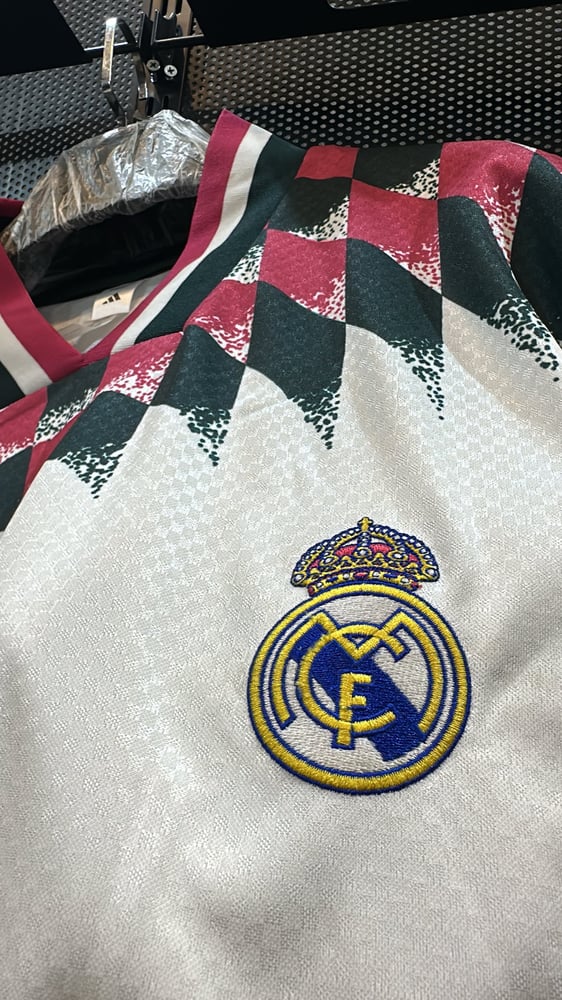 تيشيرت ريال مدريد تصميم