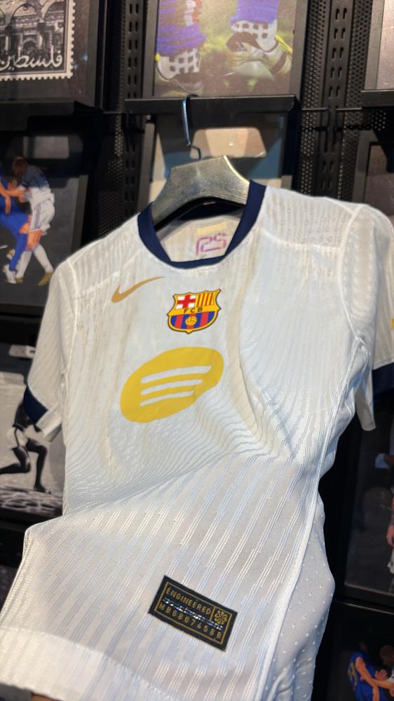 تشيرت برشلونه  الأبيض 2026