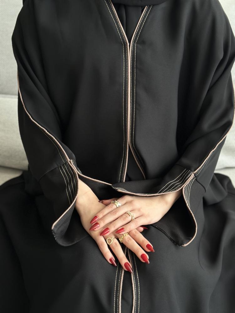 عباية عملية مع تطريز باللون البيج