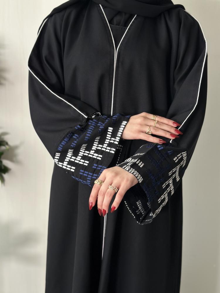 عباية مع تطريز انيق على الاكمام