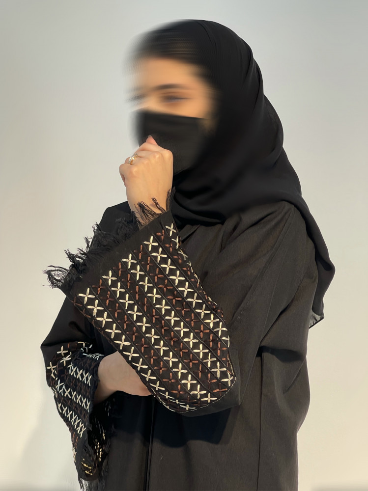 عباية مطرزه بني