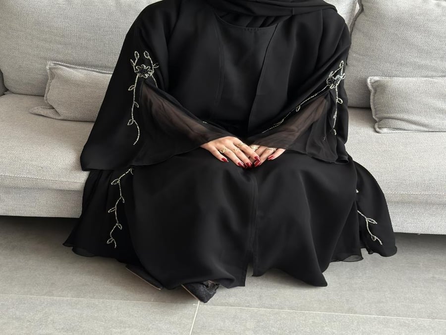 عباية مناسبات مع شك باللون الفضي