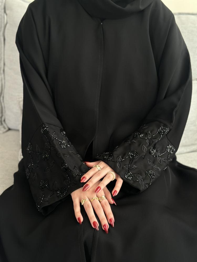 عباية أنيقة مع شك على الاكمام