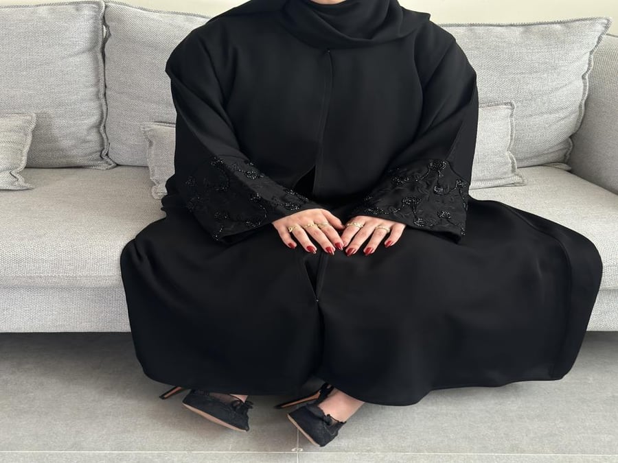 عباية أنيقة مع شك على الاكمام