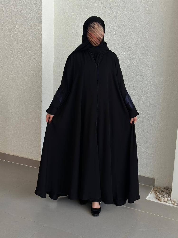 Everyday abaya with padded sleeves and embroidery in navy blue.