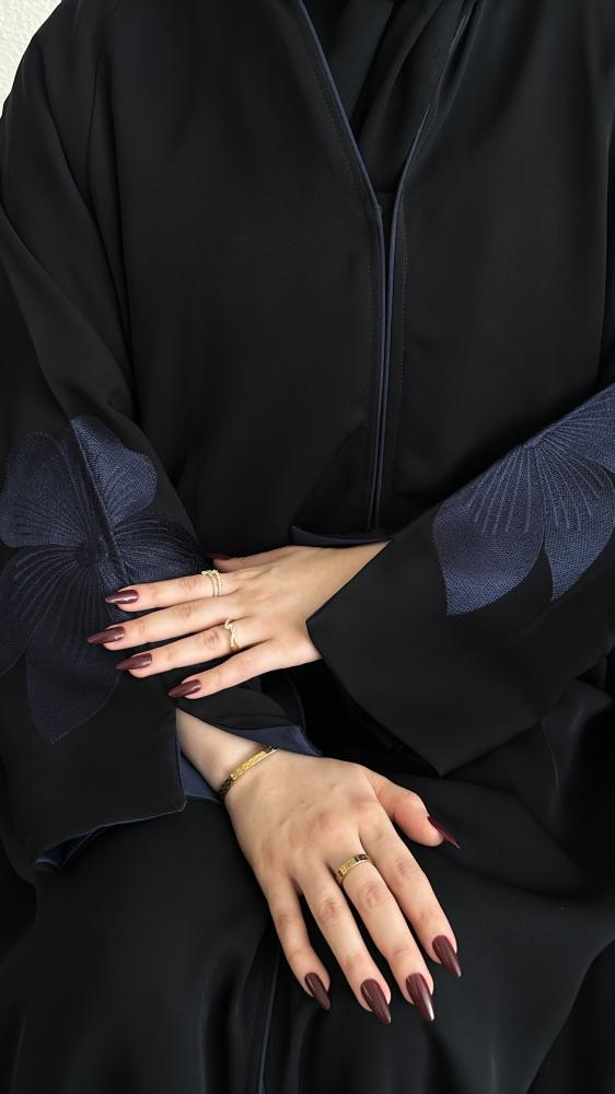 Everyday abaya with padded sleeves and embroidery in navy blue.