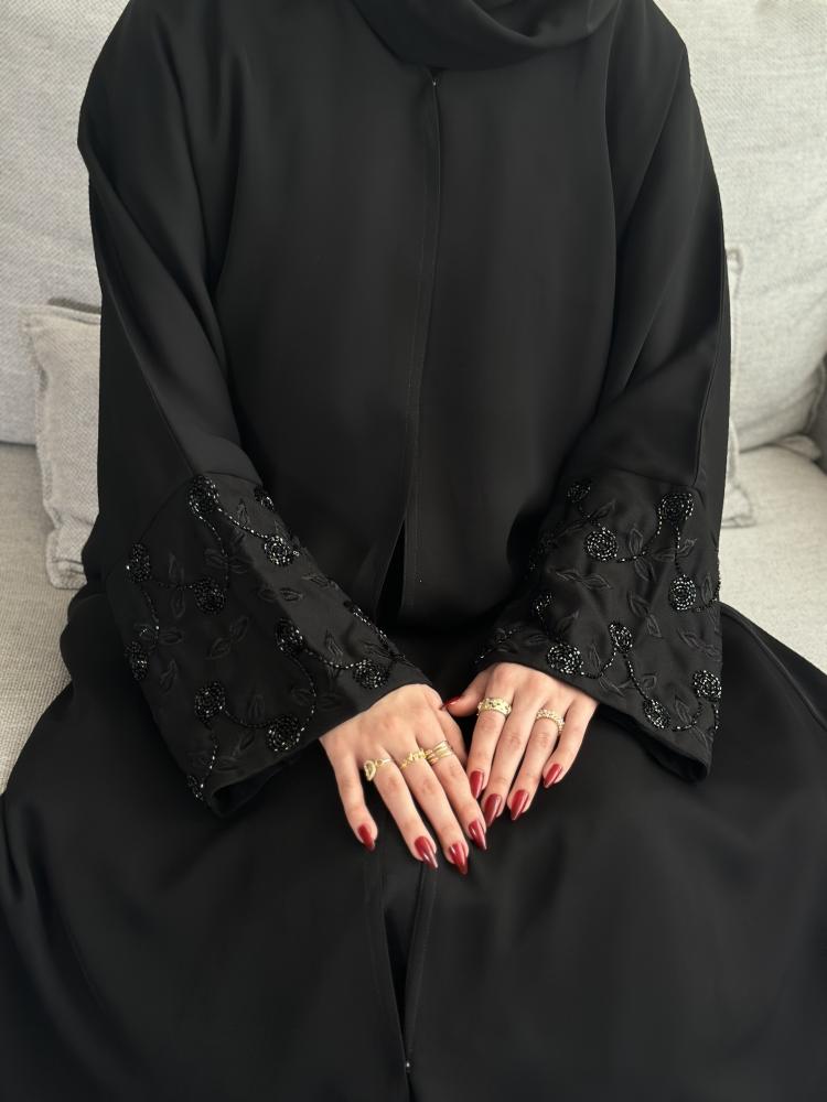 عباية أنيقة مع شك على الاكمام