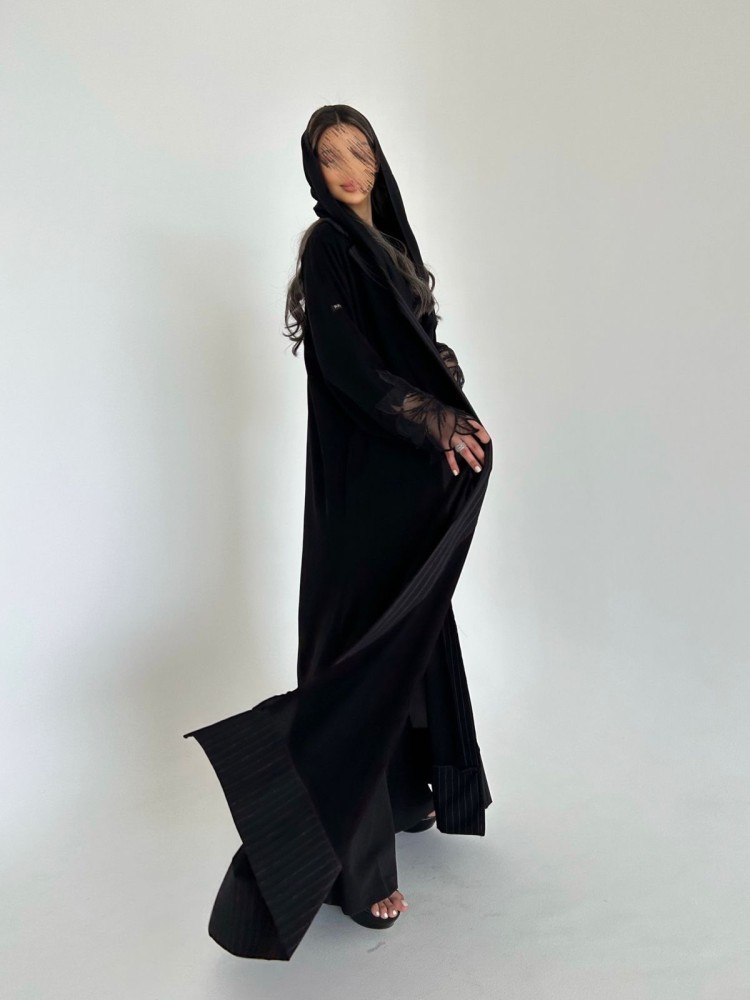 عباية ورد اسود