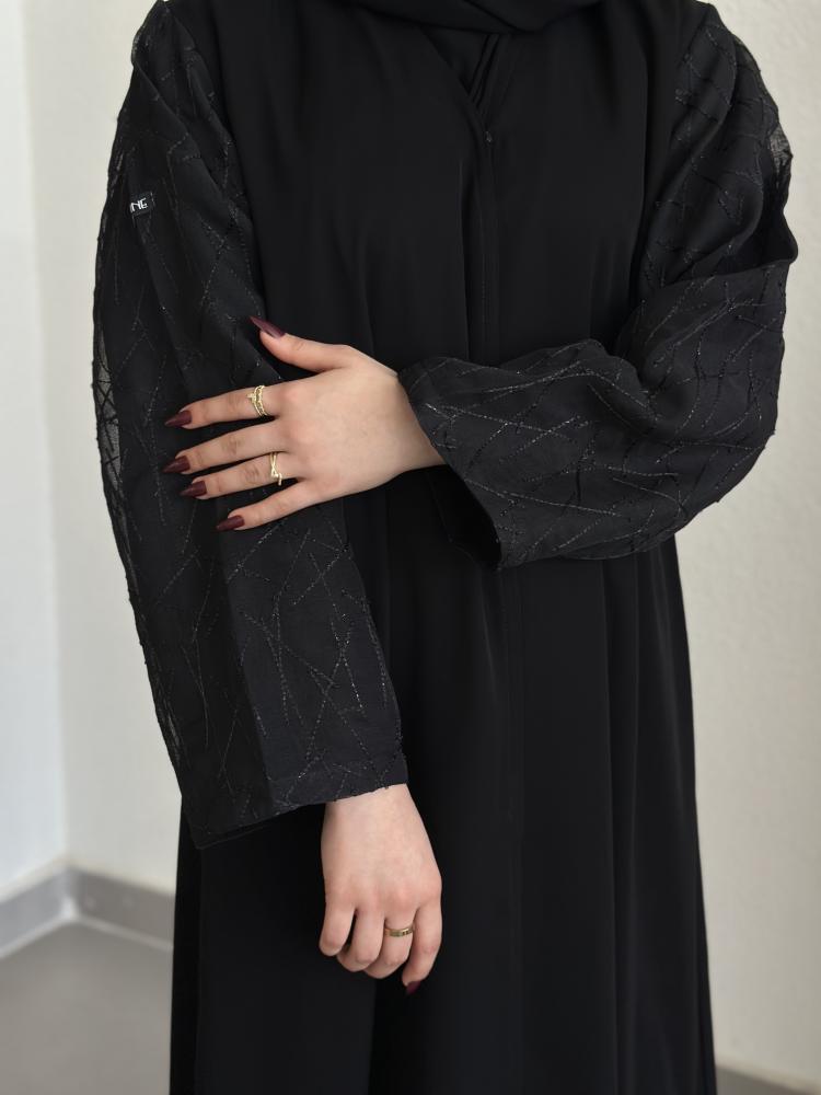 Abaya with sleeves made of embroidered tulle fabric