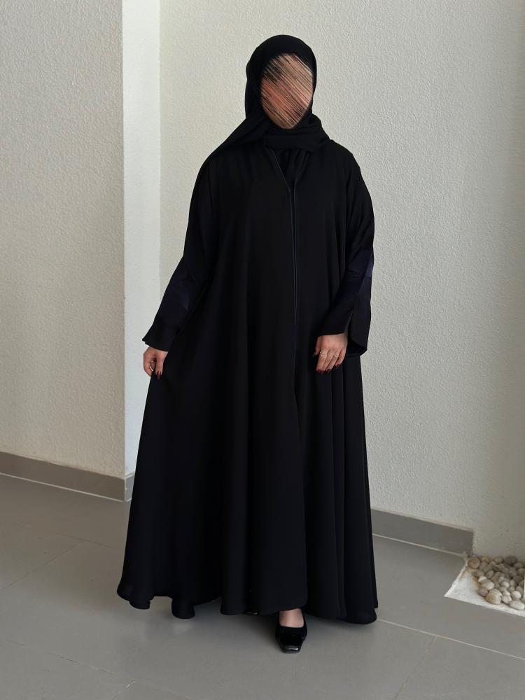 Everyday abaya with padded sleeves and embroidery in navy blue.