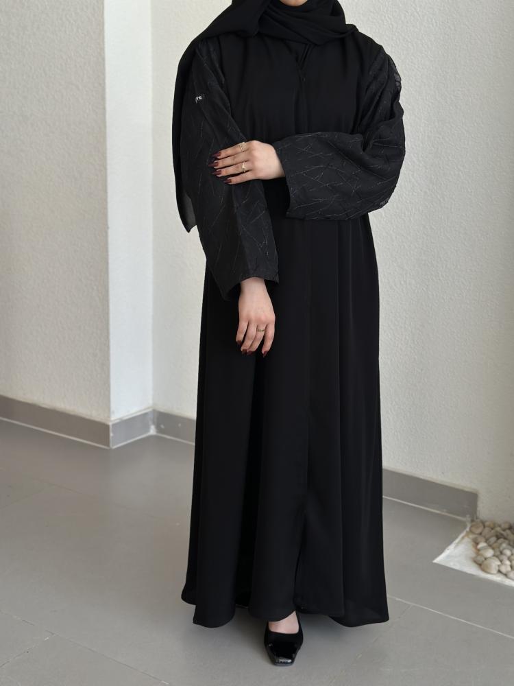Abaya with sleeves made of embroidered tulle fabric
