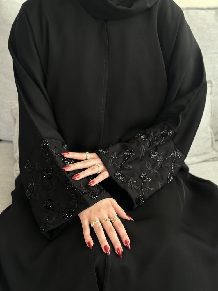 عباية أنيقة مع شك على الاكمام