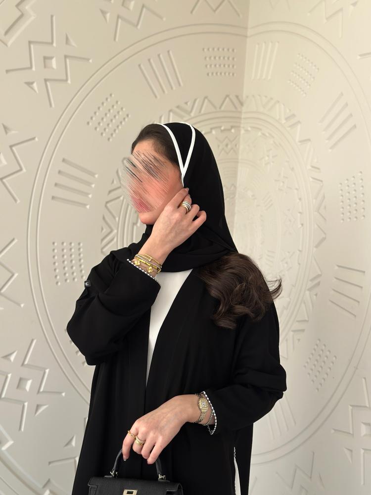 عباية بقماش كريب مع تدخيلات بقماش ابيض