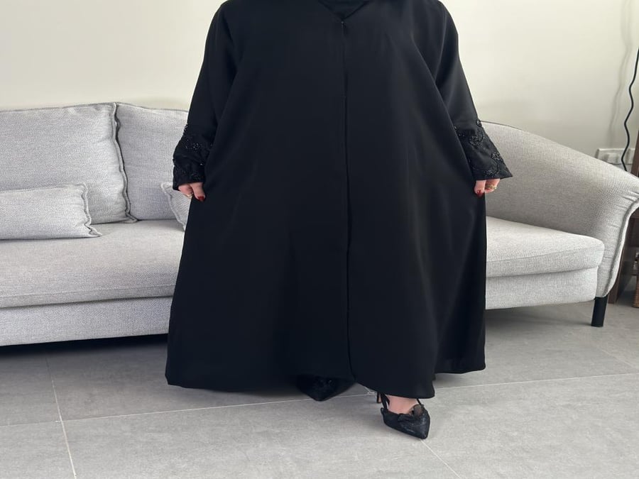 عباية أنيقة مع شك على الاكمام