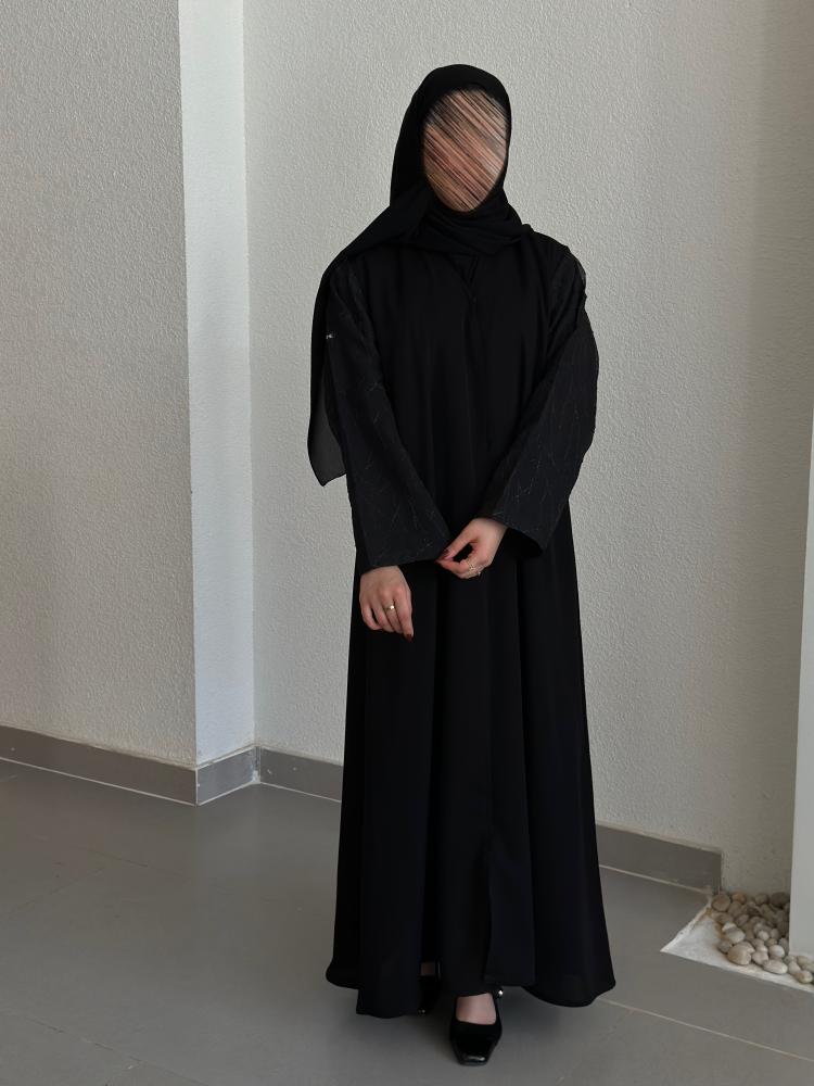 Abaya with sleeves made of embroidered tulle fabric