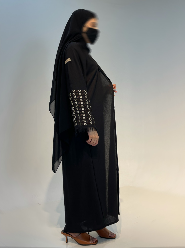 عباية مطرزه بني