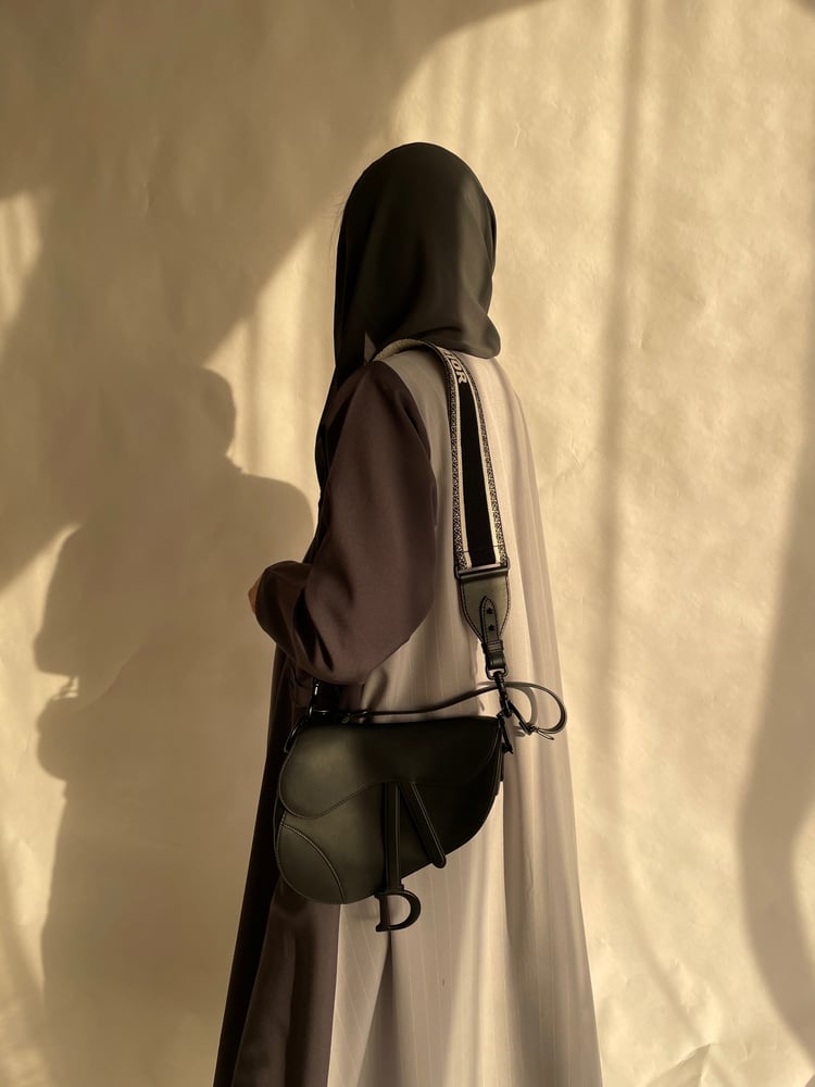 عباية رسميه رمادي غامق مع رمادي فاتح مقلم