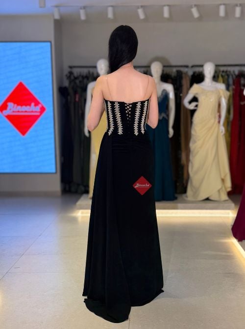 فستان سهرة مزين بالكريستال اللامع