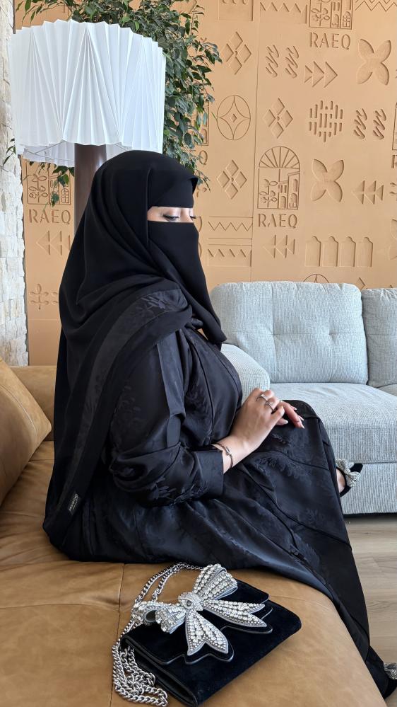 بكج الملكه (عبايه-ملفع الملكه-مثبت قطن)