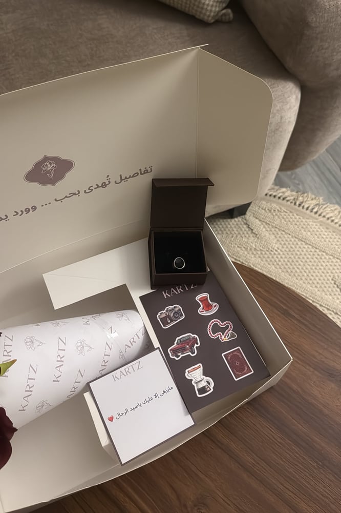 بوكس KARAZ ورد صناعي جوري أحمر مع خاتم رجالي