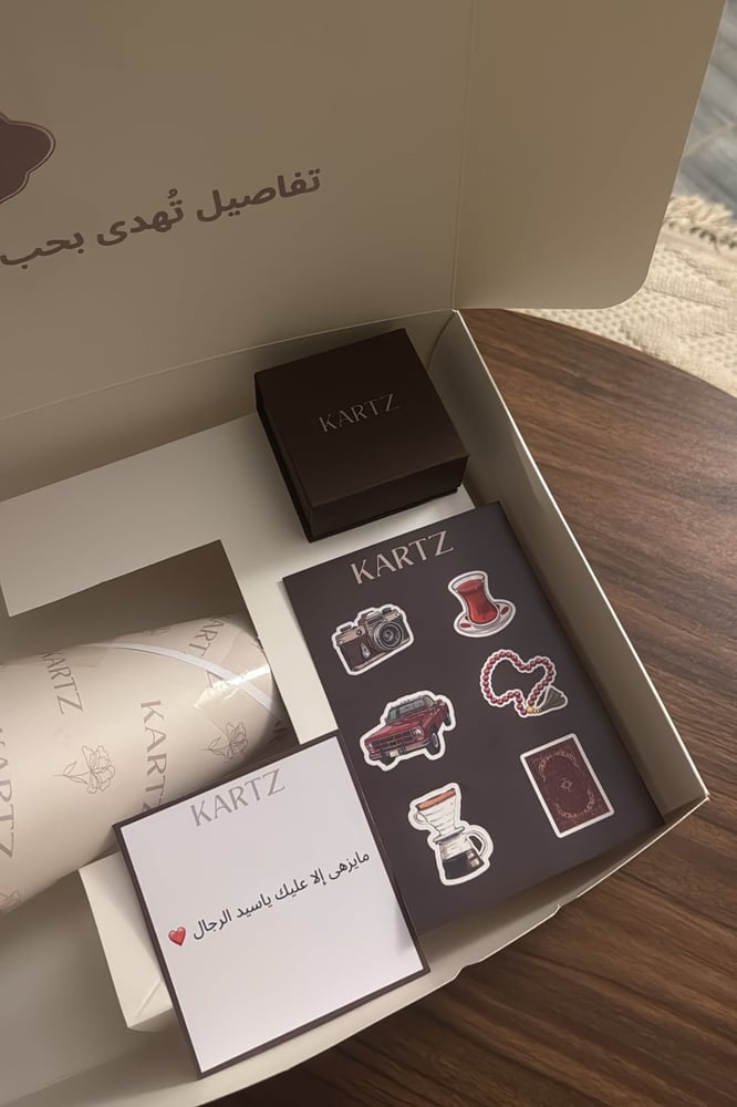 بوكس KARAZ ورد صناعي بنش أحمر مع خاتم رجالي