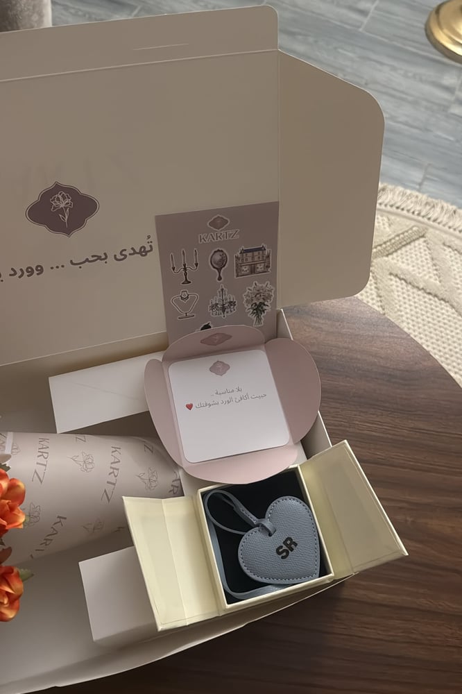 بوكس KARTZ ورد صناعي بنش برتقالي مع ميدالية جلد وستيكرات