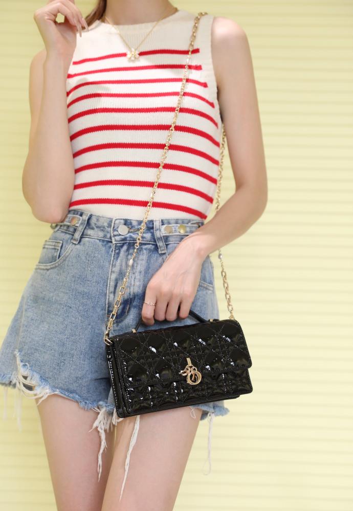 Lady top handle clutch