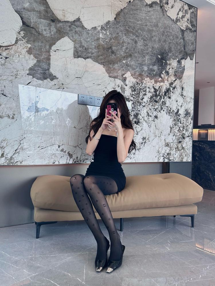 جوارب lv