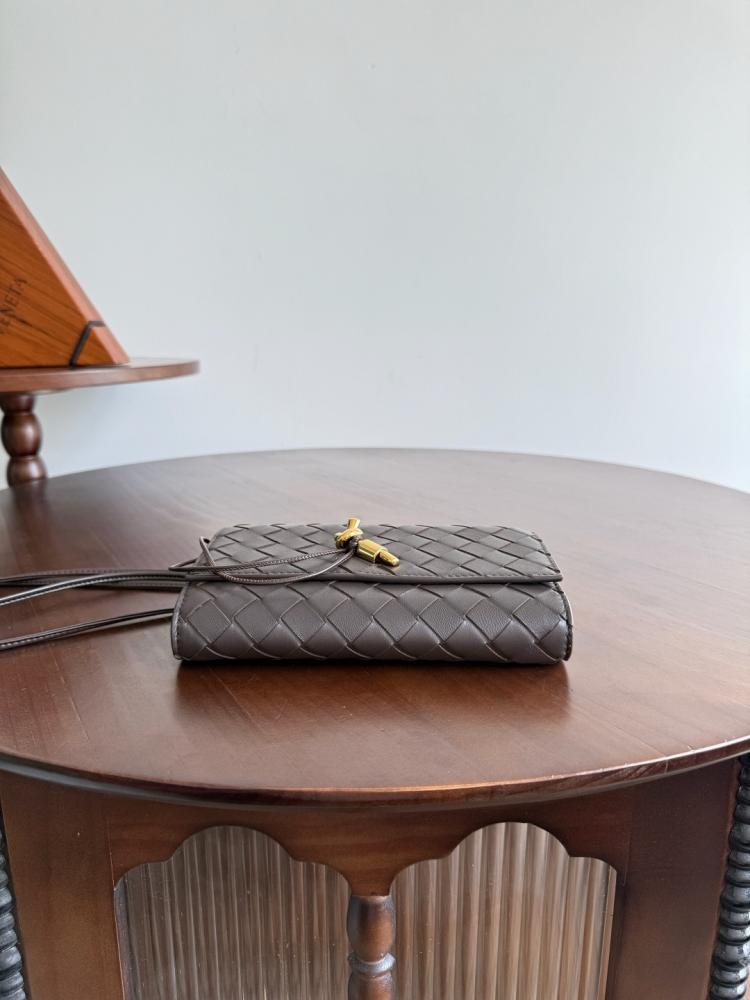 بوتيغا Andiamo Pouch مع ستراب