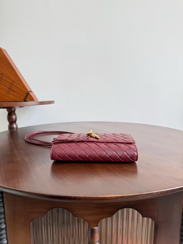 بوتيغا Andiamo Pouch مع ستراب