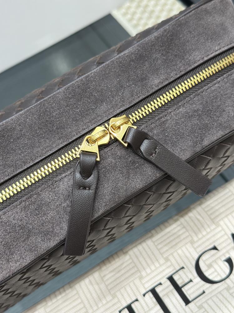 Nodo clutch bag