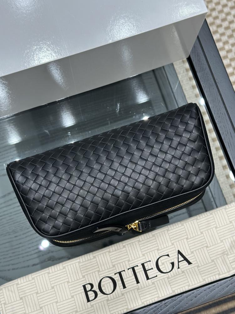 Nodo clutch bag