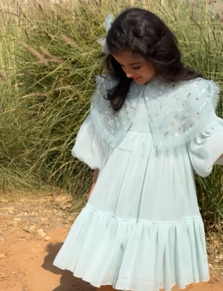 فستان سماوي فاتح بياقه شك يدوي