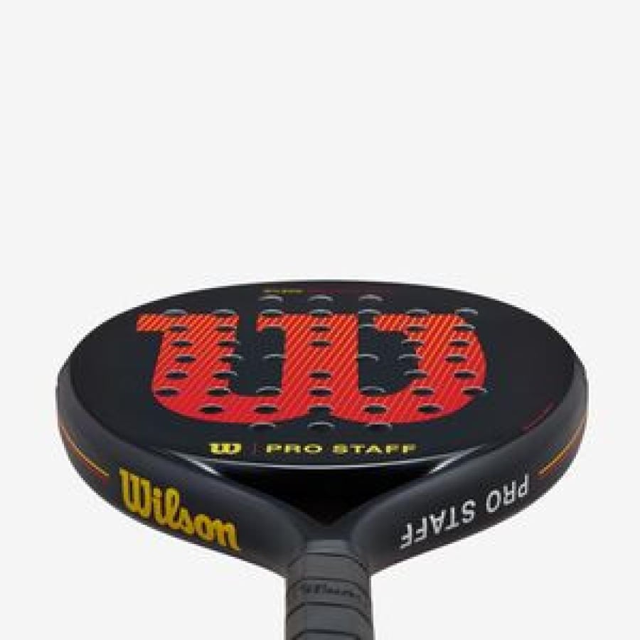 مضرب بادل بقبضة مريحة باللونين الأسود والأحمر بقياس 4-1/4 إنش WR112311U2 ويلسون برو ستاف تيم V2