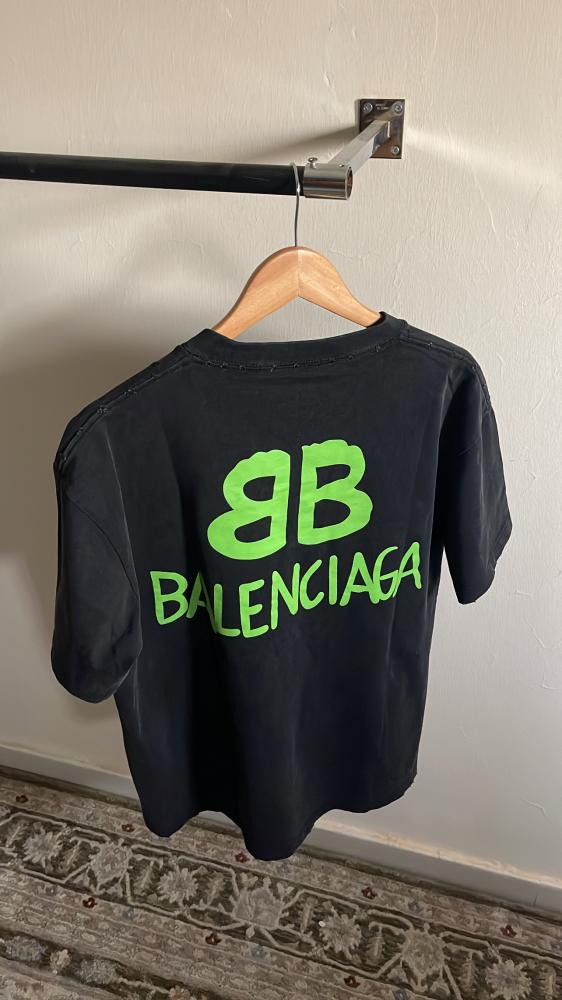 تيشرت اسود قصه عاديه ماستر Balenciaga