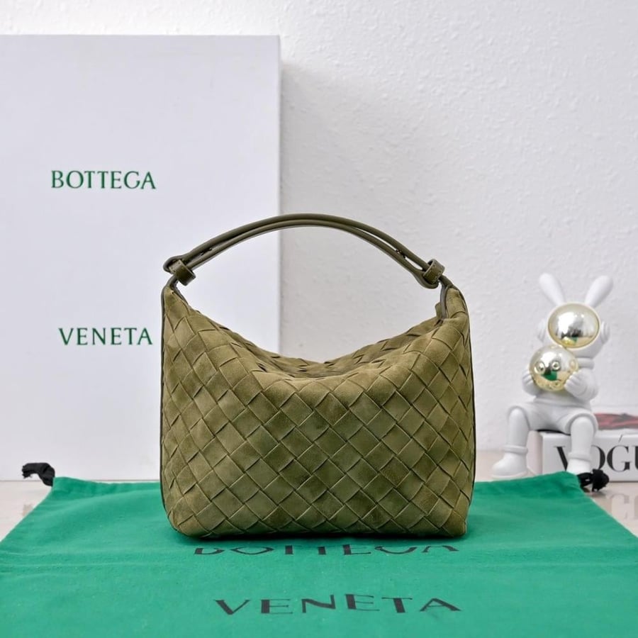 BV Wallace Shoulder Bag 22cm