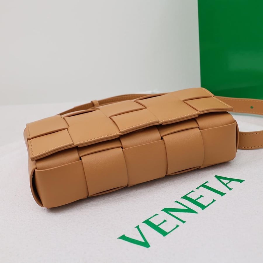 Bottega Veneta Cassette 15-Pint Intrecciato Bag 23cm