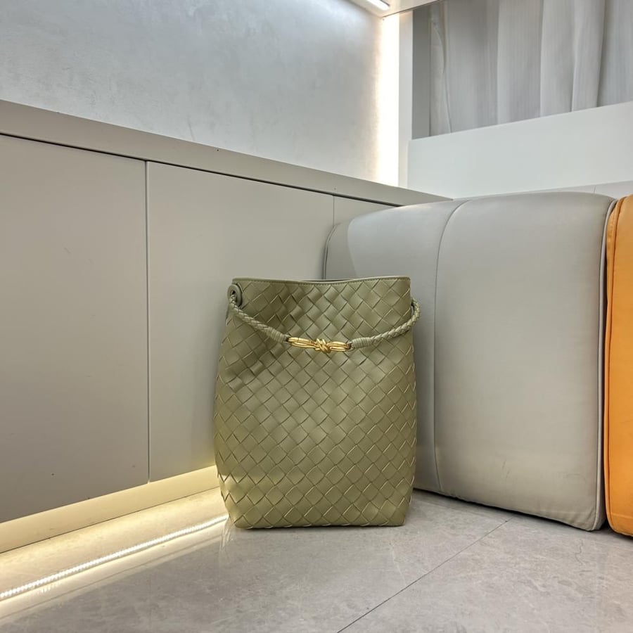 Bottega Veneta Andiamo New Bucket Bag 21cm