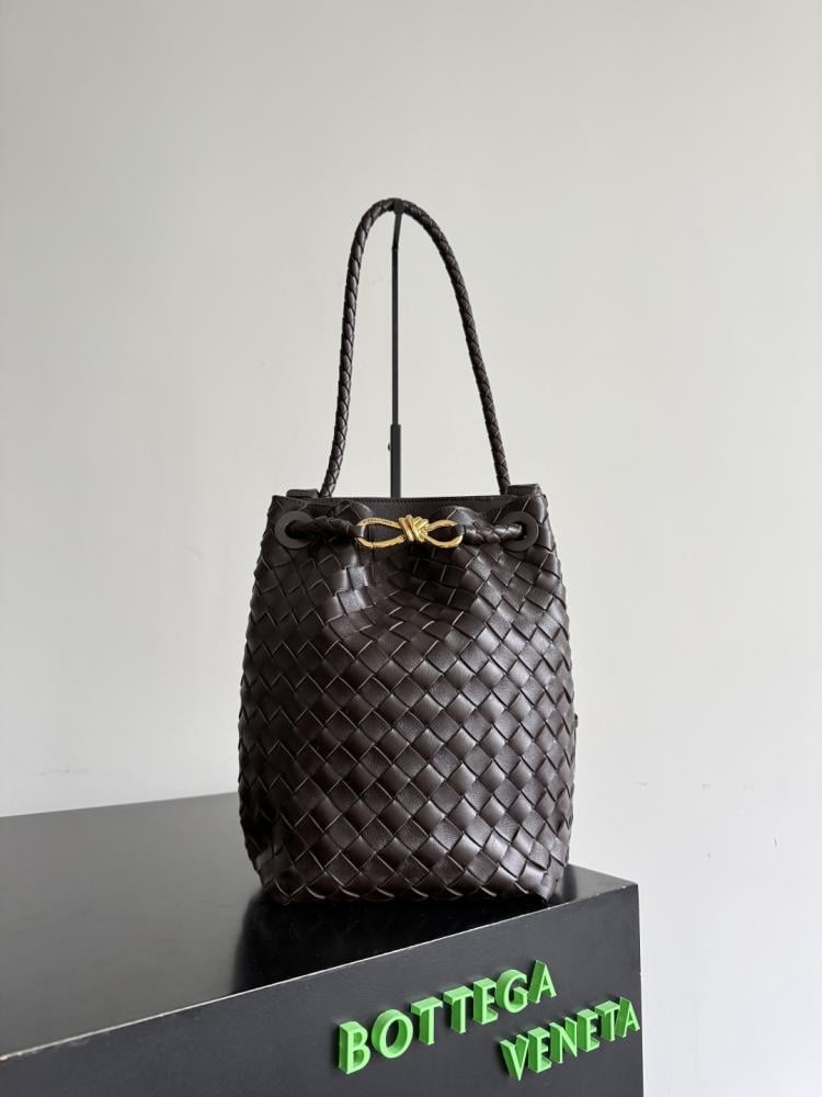 Bottega Veneta Andiamo Woven Bucket Bag 18.5cm