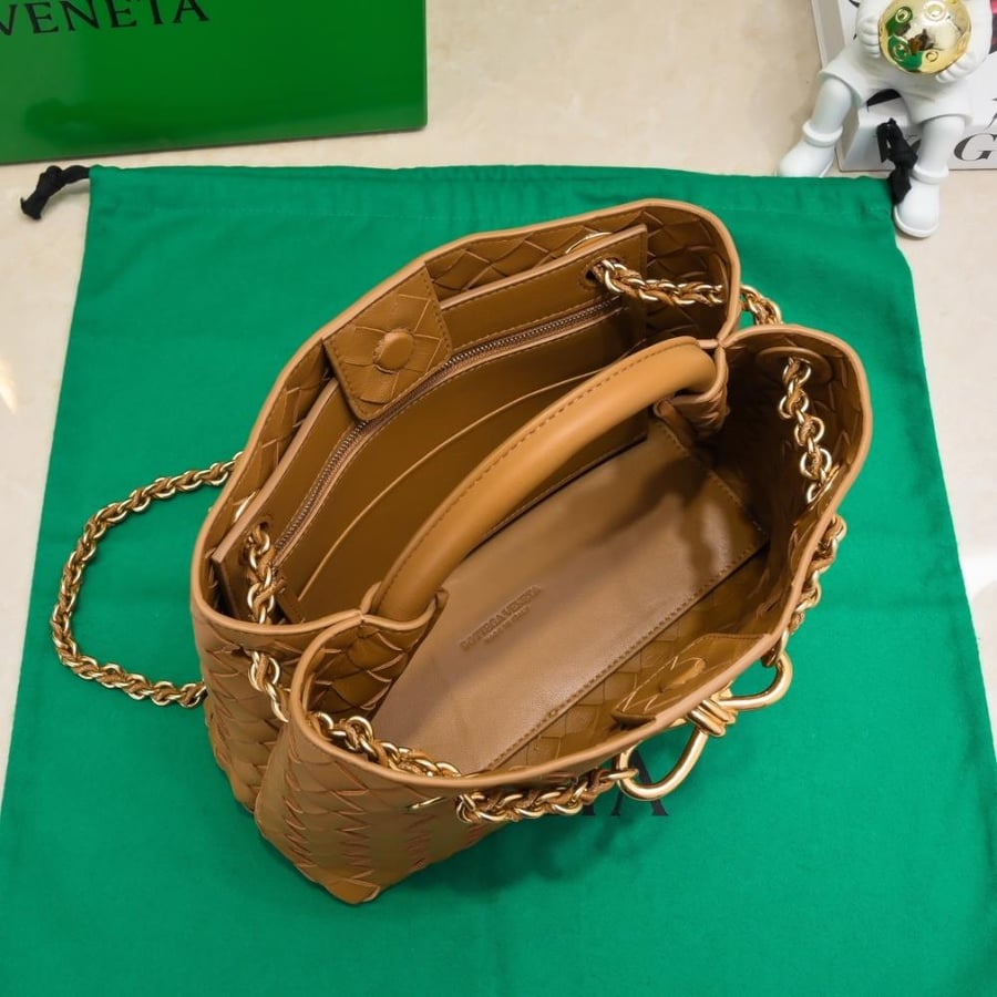 BV Small Andiamo Chain Bag 25cm