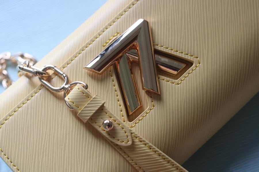 LV Twist East-West 23.5cm
