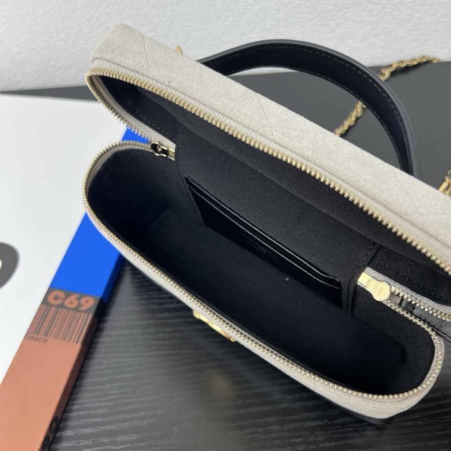 Chanel Mixed-Material Quilted Vanity Case